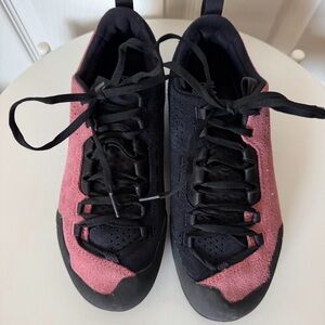 Black Diamond Women’s Pink and Black Technical Approach Shoes size 8